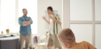 Niños que crecen en entornos con discusiones constantes desarrollan mayor alertâ hacia las emociones ajenas
