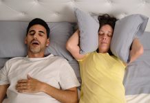 El beneficio secreto en la salud de las parejas de quienes tratan sus ronquidos nocturnos