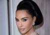 Kim Kardashian acapara las miradas con un icónico diseño de los años 50 en la gala de la Academia