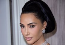 Kim Kardashian acapara las miradas con un icónico diseño de los años 50 en la gala de la Academia