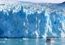 El insólito día en que un príncipe saudí trasladó un iceberg milenario en avión y terminó sirviéndolo en tragos