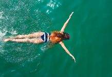 Una mujer se convierte en la primera persona en recorrer a nado toda la costa de California