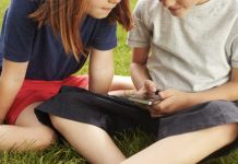 Acuerdo entre adultos para cuidar la niñez: la escuela, el primer celular y la recomendación urgentë de retrasar su uso lo máximo posible