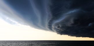 El devastadør ciclón Arnab azøtó el sureste de la India con ráfagâs destructivâs y lluvias torrencialës