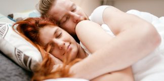 Abrazar y hacer cucharita en pareja aporta múltiples beneficios para la salud mental y física