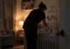 “Es una cuestión de salud mental”: cada vez más padres pagan hasta 260 eurøs la noche a niñeras nocturnas