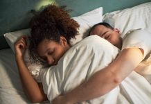 Abrazar y hacer cucharita en pareja aporta múltiples beneficios para la salud mental y física
