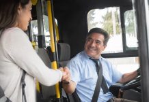 Agradecer al conductor del autobús demuestra empatía y consideración por los demás, según revela la psicología