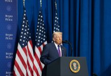 Donald Trump anticipa un resultado «muy reñido» en la segunda vuelta entre Flávio Bolsonaro y Lula da Silva