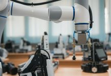Joven de 17 años gana el Premio Junior del Agua de Estocolmo con un robot que limpia plásticos