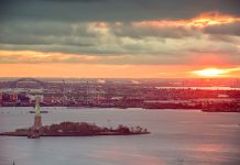 La neozelandesa Vessev presenta en Nueva York su ferry eléctrico VS-9 que navega elevado sobre el agua
