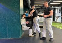 Militar kosovar impone récord mundial Guinness al sostener más de 370 kilos en sentadilla isométrica