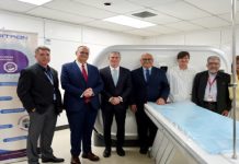 Subsecretario de Comercio de EE. UU. inspecciona modernización tecnológica del Hospital Vargas