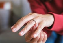 Lanzan el anillo inteligente ‘Interface’ por 99 dólares para controlar asistentes de IA desde el dedo