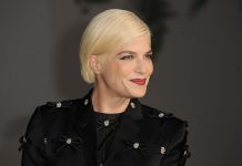 Actriz Selma Blair es detenïda en el aeropuerto JFK tras un altercadö en pleno vuelo que dejó dos tripulantes heridôs