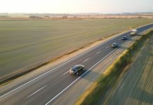 Desarrollarán en Japón una tecnología que permite recargar autos eléctricos mientras circulan en la autopista
