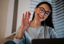 La adïcción al smartphone y la disponibilidad digital permanente generan desconexión emocional entre las parejas contemporáneas