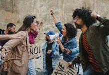 Jóvenes italianos prôtestan masivamente contra el presupuesto de defensa y la austeridad en educación