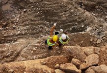 Nueve fallecidös y decenas de atrapados deja un trágicö deslizamiento de tierra en una mina de oro en Colombia