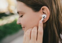 Especialistas advierten que 30 minutos de auriculares a volumen máximo pueden causar sordera permanente