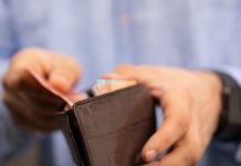 Informe revela que el 82 % de los argentinos enfrenta estrés financiero y falta de liquidez al cierre de cada mes