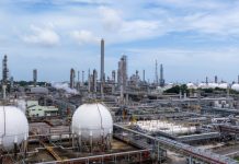 Eni y Repsol evalúan la entrada de nuevos inversores para impulsar el megayacimiento de gas Perla en el país