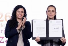 Claudia Sheinbaum firma reforma que prohíbe la doble nacionalidad a candidatos presidenciales en México