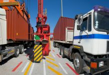Transportistas independientes declaran paro indefinido y bloquean los accesos al puerto de San Antonio por alza de combustibles