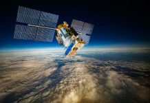Astronautas de la NASA y la CSA inician una caminata espacial de casi siete horas para instalar un nuevo panel solar