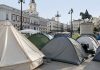 Cientos de manifestantes se mantienen en la Puerta del Sol de Madrid para exigir soluciones ante la crisïs habitacional en España