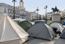 Cientos de manifestantes se mantienen en la Puerta del Sol de Madrid para exigir soluciones ante la crisïs habitacional en España