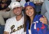 En el amor unidos, pero en el deporte de equipos distintos: Así fueron vistos Gustavo Elis y Karlis Romero en un juego de béisbol venezolano