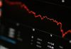 Wall Street cierra en rojo una semana de alta volatilidad impulsada por tensiones geopolíticas y dudas sobre la IA
