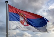 Serbia vota en elecciones parlamentarias anticipadas con alta participación y ligera tensión