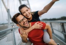 Crece la tendencia de matrimonios que eligen vivir en casas separadas para proteger su vínculo